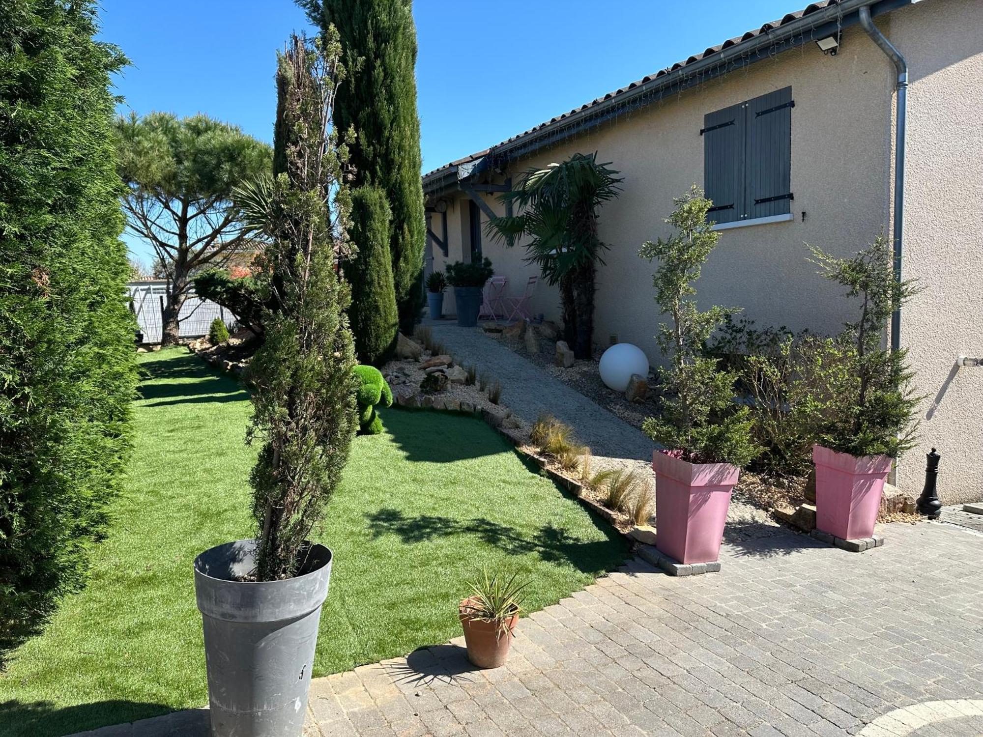 Comme A La Maison… * Pusignan